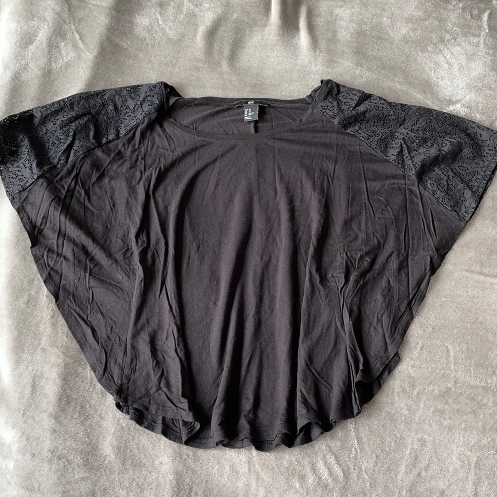 ✨3/$10✨ H&M black “winged” lace top